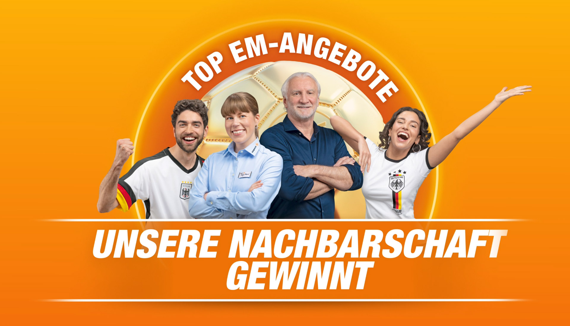 Zu sehen ist das Kampagnen Bild mit Technik-Nachbarin Tanja, Rudi Völler und 2 Fußballfans. Hinter Ihnen steht "Top EM-Angebote" und vor Ihnen "Unsere Nachbarschaft gewinnt".