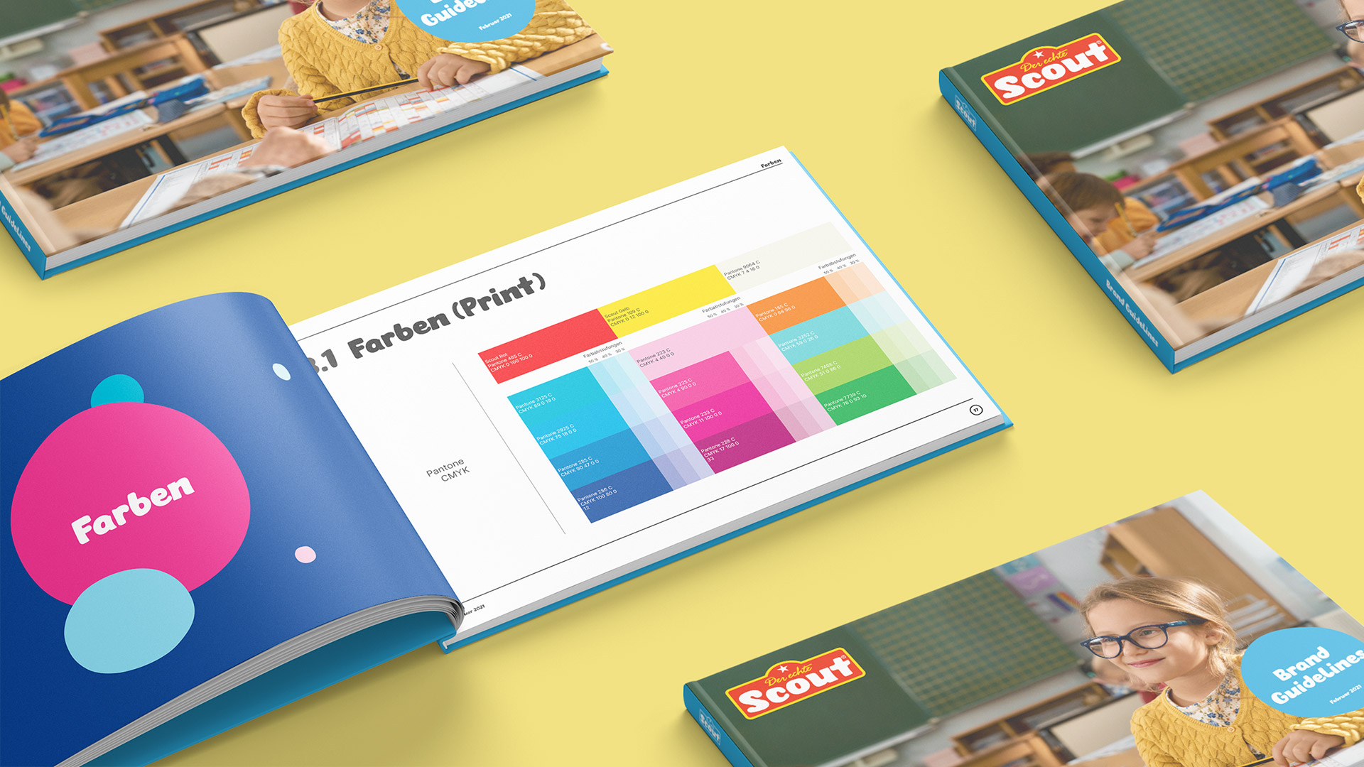 Ein aufgeschlagenes Corporate Design Manual mit der Darstellung der Farben